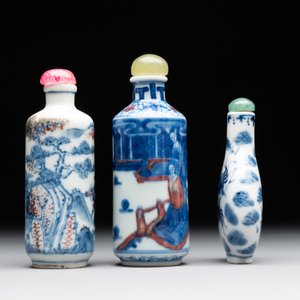 Two Chinese blue, white and copper-red snuff bottles and a blue and white 'crab' snuff bottle, Chenghua and Qianlong mark, 19th C. — photo 4