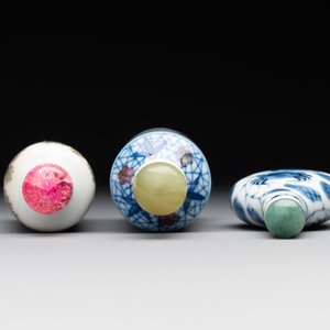 Two Chinese blue, white and copper-red snuff bottles and a blue and white 'crab' snuff bottle, Chenghua and Qianlong mark, 19th C. — photo 5