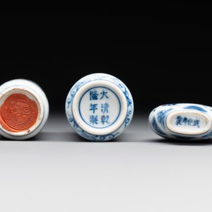 Two Chinese blue, white and copper-red snuff bottles and a blue and white 'crab' snuff bottle, Chenghua and Qianlong mark, 19th C. — photo 6