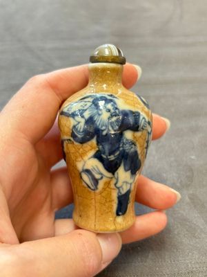 Two Chinese blue, white and copper-red snuff bottles and two blue and white snuff bottles, 19th C. — foto 1
