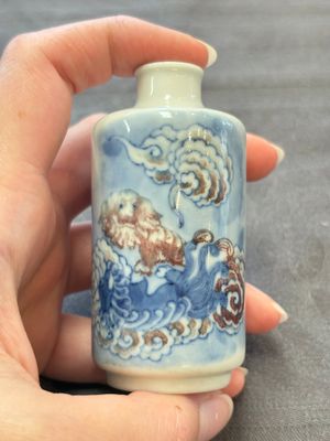 Two Chinese blue, white and copper-red snuff bottles and two blue and white snuff bottles, 19th C. — foto 13