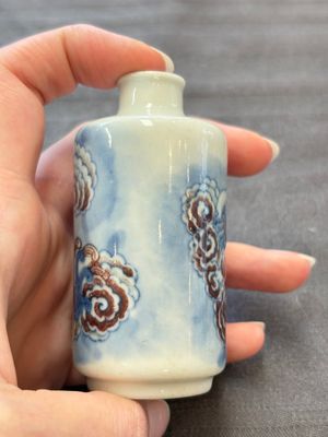 Two Chinese blue, white and copper-red snuff bottles and two blue and white snuff bottles, 19th C. — foto 14