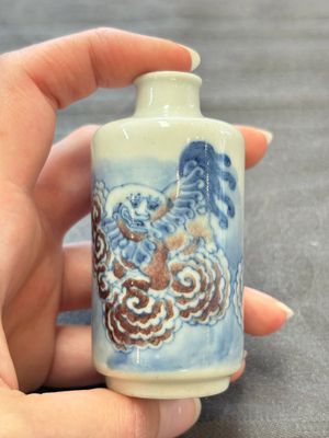 Two Chinese blue, white and copper-red snuff bottles and two blue and white snuff bottles, 19th C. — foto 15