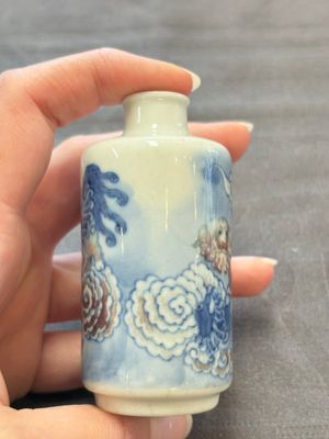 Two Chinese blue, white and copper-red snuff bottles and two blue and white snuff bottles, 19th C. — foto 16