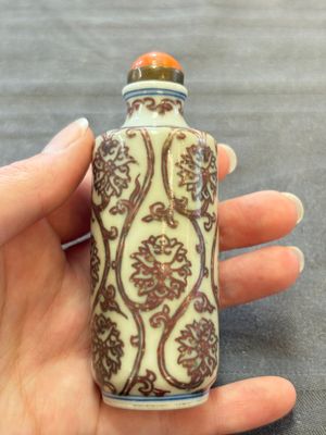Two Chinese blue, white and copper-red snuff bottles and two blue and white snuff bottles, 19th C. — foto 19