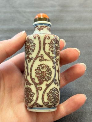 Two Chinese blue, white and copper-red snuff bottles and two blue and white snuff bottles, 19th C. — foto 20