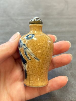 Two Chinese blue, white and copper-red snuff bottles and two blue and white snuff bottles, 19th C. — foto 2
