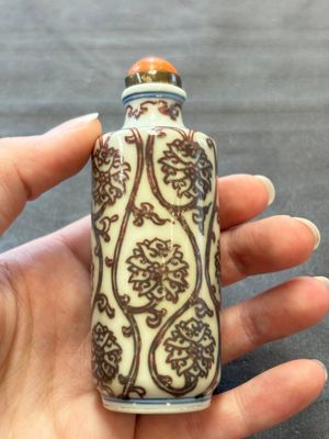 Two Chinese blue, white and copper-red snuff bottles and two blue and white snuff bottles, 19th C. — foto 21