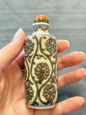 Two Chinese blue, white and copper-red snuff bottles and two blue and white snuff bottles, 19th C. — foto 22