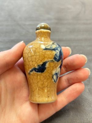 Two Chinese blue, white and copper-red snuff bottles and two blue and white snuff bottles, 19th C. — foto 4