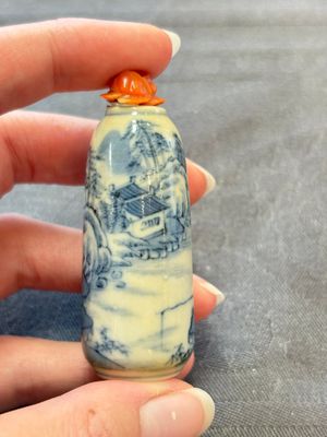 Two Chinese blue, white and copper-red snuff bottles and two blue and white snuff bottles, 19th C. — foto 7