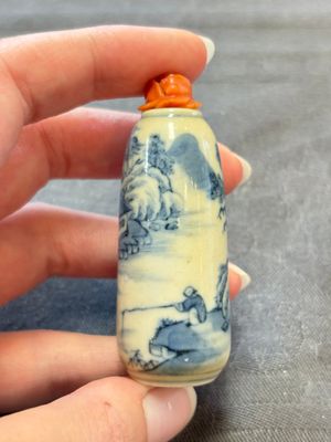 Two Chinese blue, white and copper-red snuff bottles and two blue and white snuff bottles, 19th C. — foto 8