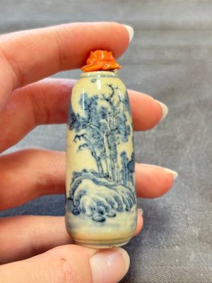 Two Chinese blue, white and copper-red snuff bottles and two blue and white snuff bottles, 19th C. — foto 9