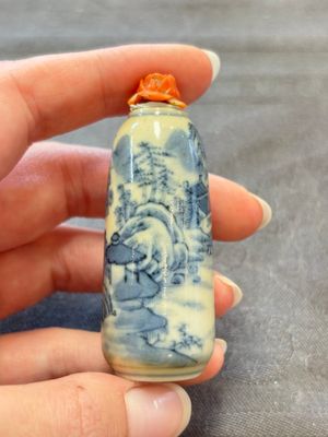 Two Chinese blue, white and copper-red snuff bottles and two blue and white snuff bottles, 19th C. — foto 10