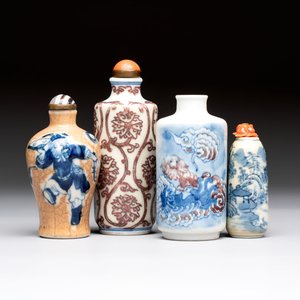 Two Chinese blue, white and copper-red snuff bottles and two blue and white snuff bottles, 19th C. — foto 1