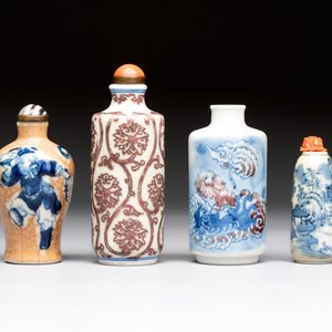 Two Chinese blue, white and copper-red snuff bottles and two blue and white snuff bottles, 19th C. — foto 2