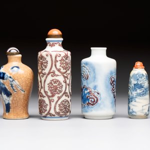 Two Chinese blue, white and copper-red snuff bottles and two blue and white snuff bottles, 19th C. — foto 3