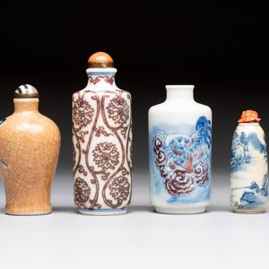 Two Chinese blue, white and copper-red snuff bottles and two blue and white snuff bottles, 19th C. — foto 4