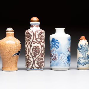 Two Chinese blue, white and copper-red snuff bottles and two blue and white snuff bottles, 19th C. — foto 5