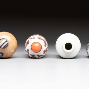 Two Chinese blue, white and copper-red snuff bottles and two blue and white snuff bottles, 19th C. — foto 6