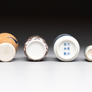 Two Chinese blue, white and copper-red snuff bottles and two blue and white snuff bottles, 19th C. — foto 7