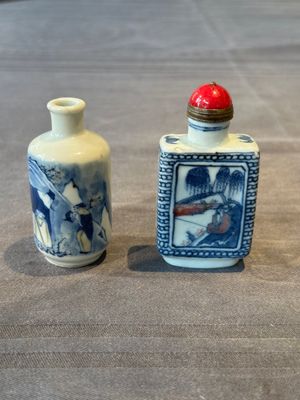 Two Chinese blue, white and copper-red snuff bottles, Chenghua mark, 19/20th C. — photo 1