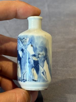 Two Chinese blue, white and copper-red snuff bottles, Chenghua mark, 19/20th C. — photo 2