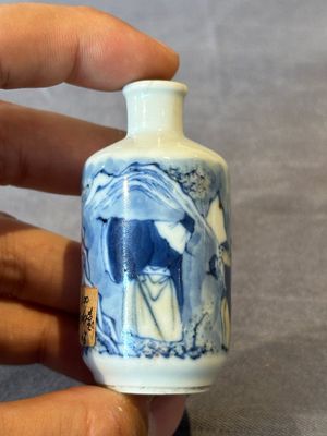 Two Chinese blue, white and copper-red snuff bottles, Chenghua mark, 19/20th C. — photo 3