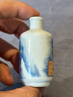 Two Chinese blue, white and copper-red snuff bottles, Chenghua mark, 19/20th C. — photo 5