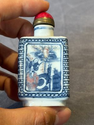 Two Chinese blue, white and copper-red snuff bottles, Chenghua mark, 19/20th C. — photo 10