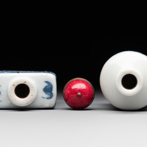 Two Chinese blue, white and copper-red snuff bottles, Chenghua mark, 19/20th C. — photo 5