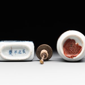Two Chinese blue, white and copper-red snuff bottles, Chenghua mark, 19/20th C. — photo 6