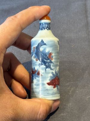 Two Chinese blue, white and copper-red snuff bottles, Gui Li Lian Nian 鮭鯉鰱鯰 and Qianlong mark, 18/19th C. — photo 12