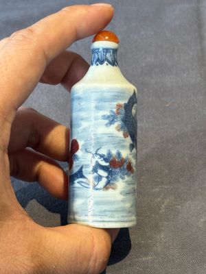 Two Chinese blue, white and copper-red snuff bottles, Gui Li Lian Nian 鮭鯉鰱鯰 and Qianlong mark, 18/19th C. — photo 13