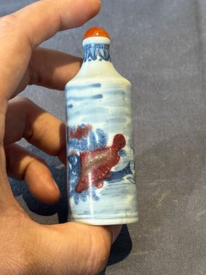 Two Chinese blue, white and copper-red snuff bottles, Gui Li Lian Nian 鮭鯉鰱鯰 and Qianlong mark, 18/19th C. — photo 14