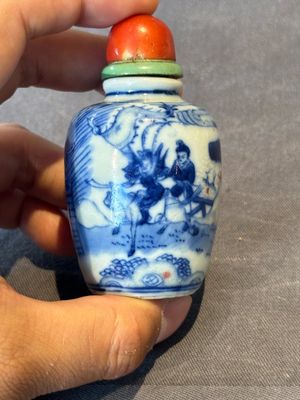 Two Chinese blue, white and copper-red snuff bottles, Gui Li Lian Nian 鮭鯉鰱鯰 and Qianlong mark, 18/19th C. — photo 2