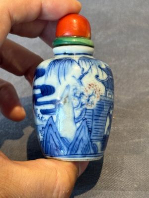 Two Chinese blue, white and copper-red snuff bottles, Gui Li Lian Nian 鮭鯉鰱鯰 and Qianlong mark, 18/19th C. — photo 5