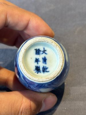 Two Chinese blue, white and copper-red snuff bottles, Gui Li Lian Nian 鮭鯉鰱鯰 and Qianlong mark, 18/19th C. — photo 8