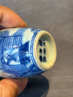 Two Chinese blue, white and copper-red snuff bottles, Gui Li Lian Nian 鮭鯉鰱鯰 and Qianlong mark, 18/19th C. — photo 9