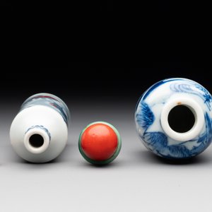 Two Chinese blue, white and copper-red snuff bottles, Gui Li Lian Nian 鮭鯉鰱鯰 and Qianlong mark, 18/19th C. — photo 5