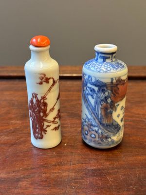 Two Chinese blue, white and copper-red snuff bottles, Qianlong mark, 19th C. — photo 1