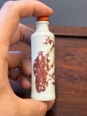 Two Chinese blue, white and copper-red snuff bottles, Qianlong mark, 19th C. — photo 2