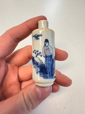 Two Chinese blue, white and copper-red snuff bottles with figural design — 照片 1