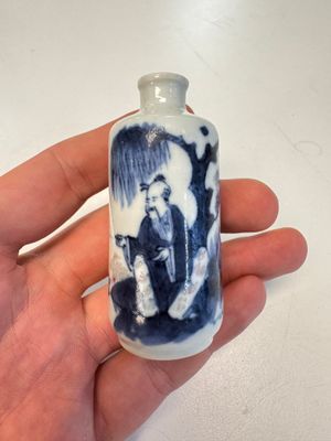 Two Chinese blue, white and copper-red snuff bottles with figural design — 照片 11