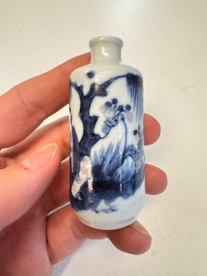 Two Chinese blue, white and copper-red snuff bottles with figural design — 照片 12