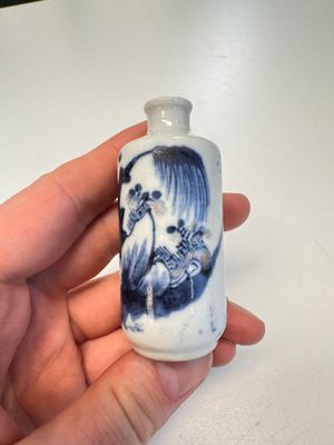 Two Chinese blue, white and copper-red snuff bottles with figural design — 照片 13