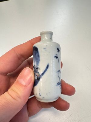 Two Chinese blue, white and copper-red snuff bottles with figural design — 照片 14