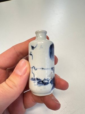 Two Chinese blue, white and copper-red snuff bottles with figural design — 照片 15