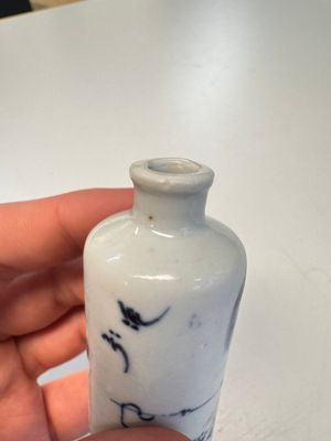 Two Chinese blue, white and copper-red snuff bottles with figural design — 照片 16
