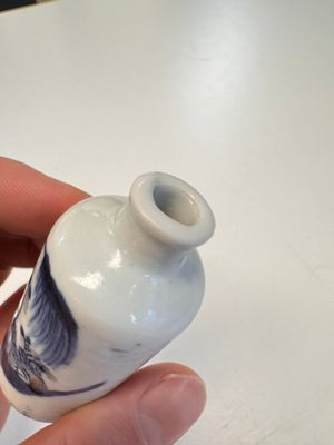 Two Chinese blue, white and copper-red snuff bottles with figural design — 照片 17